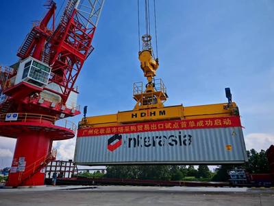 全國首票一港通方式的市場(chǎng)采購貿(mào)易出口化妝品在廣州啟航